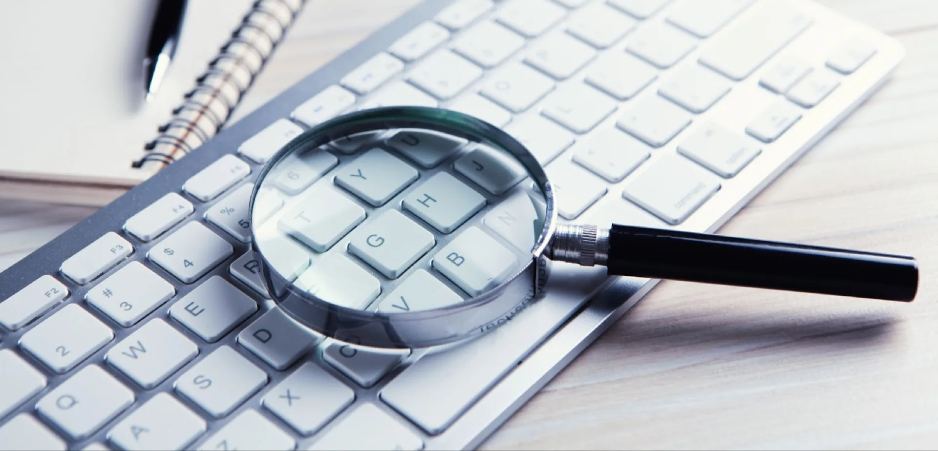 magnifying_glass_on_keyboard